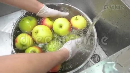 新鲜的青苹果在水里堆起来。视频