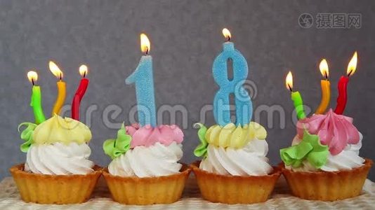 生日快乐，蛋糕上的蓝色蜡烛视频