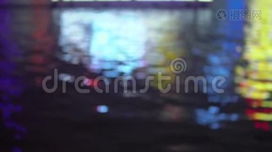 模糊的城市灯光与水反射的波克效应视频