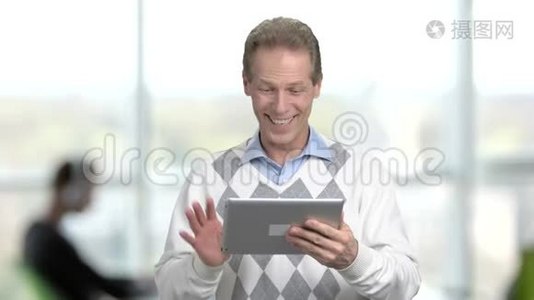 快乐的成熟男人与个人电脑平板电脑。视频