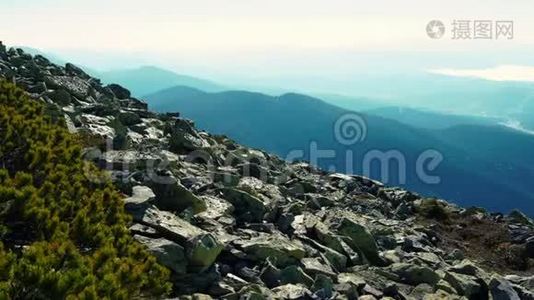 摄像机从喀尔巴阡山脉的峰顶拍摄全景。 山峦的森林和悬崖斜坡的景色..视频