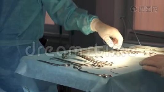 手外科医生使用医疗器械.视频