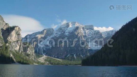 白云在白云岩山脉上空飞舞，时光流逝，风景优美视频