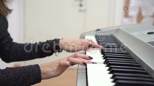 弹钢琴或合成乐器时女人的手视频