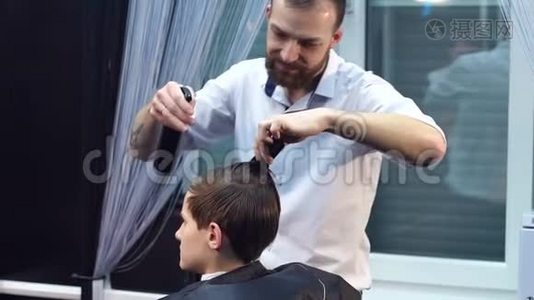 男理发师在青少年头发上喷水视频