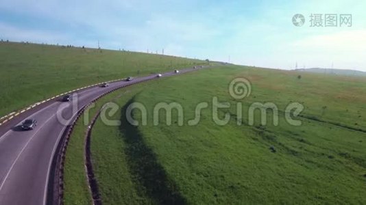 空中飞越公路穿过山丘，低空飞行。视频