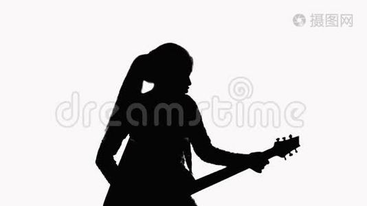 弹吉他的女孩的剪影。 在白色背景上。 录制一段音乐视频..视频