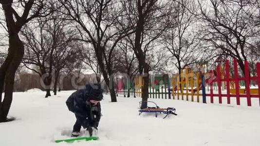 快乐的男孩正在雪地里玩耍视频