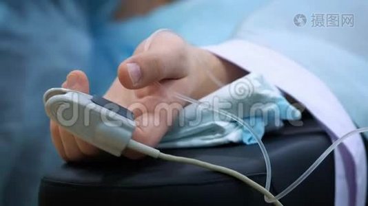 病人`用奥西米特把床交上来。 复苏患者，测量手术过程中的脉搏和压力..视频