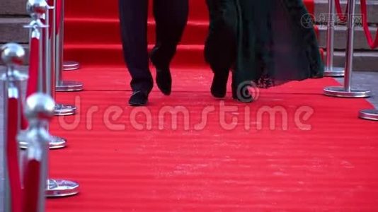 名人走在红地毯上，近在眼前视频