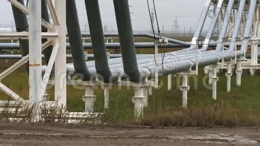 管道输送石油，天然气或金属管道中的水..视频