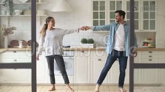 幸福浪漫的年轻夫妻在厨房跳舞视频