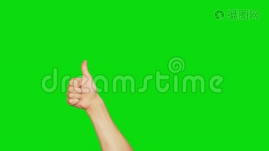 右手在绿色背景上伸出拇指。 好的象征。 阿尔法通道，按键绿色屏幕.. 透明透明视频