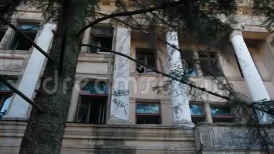 一座被毁的两层楼的庄园，树间有柱子。 苏联时代的建筑.. 乌克兰视频