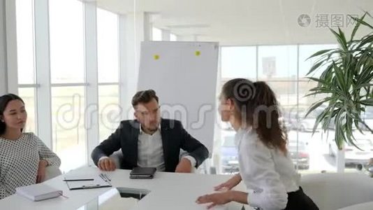 在大公司找工作，在会议室和秘书和老板进行对话，在宽敞的地方进行面试视频