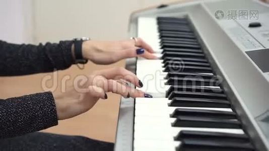 女手扮演合成器。 手指紧贴，不可辨认的女人触摸钢琴键盘视频