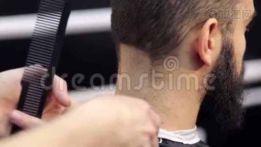 用电动剃须刀近距离观察人的剃须脖子。视频
