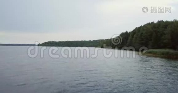 湖和北方的绿草.. 空中无人机水平视野。 俄罗斯的风景。 在野外的晴天。 概念视频