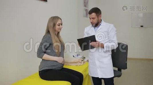 孕妇在医疗卡上的登记视频