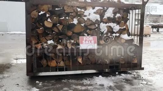堆在雪地下的木柴`出售`视频
