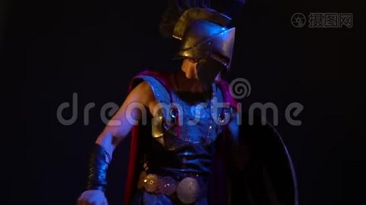 戴着重型头盔和皮甲的罗马角斗士以一种保护姿势和剑攻击视频