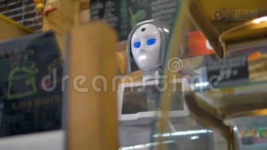 在面包店工作时对机器人的低视角。视频