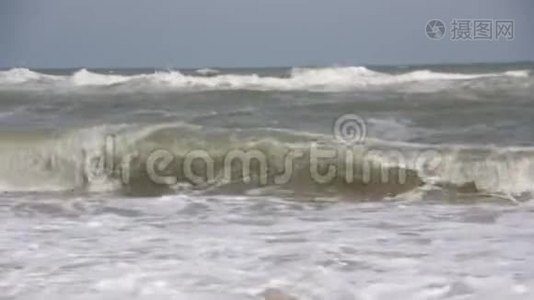 海浪滚烫，季节狂风暴雨视频