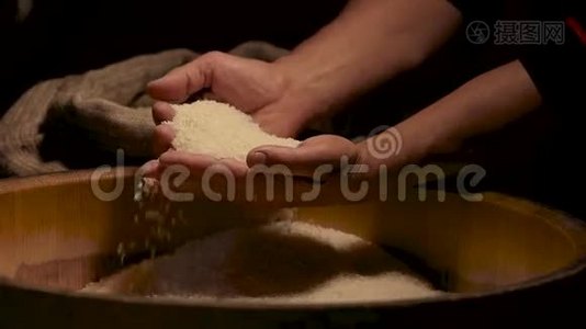 米饭从手里掉下来。视频