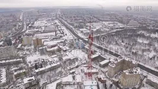 现代工业城市电信塔、建筑和道路的鸟瞰图视频