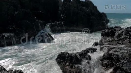 慢镜头大海浪撞击岩石。 海浪拍打着海面上的岩石视频