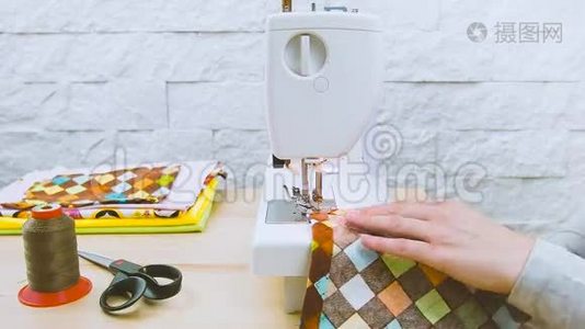 女人缝在缝纫机上视频
