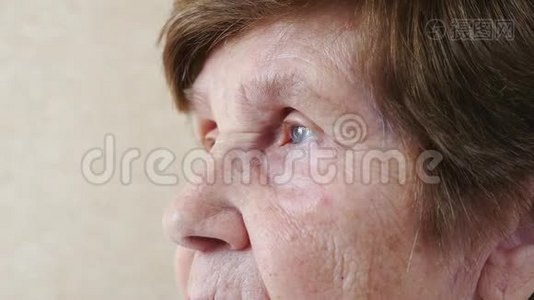 一幅老年妇女特写的悲伤肖像。视频