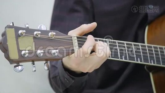 一个男人`手弹吉他的特写镜头视频