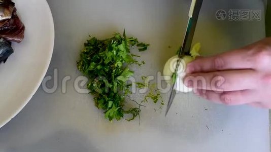 切洋葱和，在厨房用具的背景上倒入胡椒视频