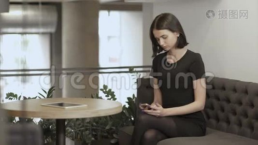 两个年轻女孩在讨论看智能手机的事情视频