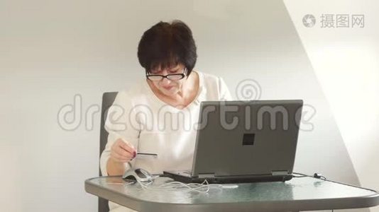 中年妇女在网上商店付款。 互联网购物，为退休人员提供在线服务视频