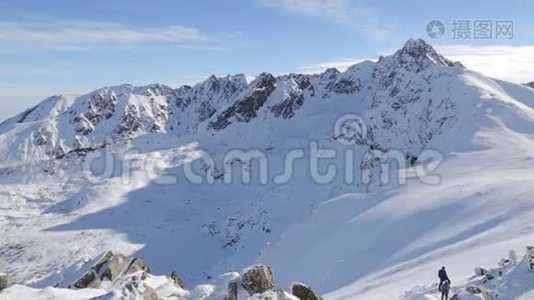 美丽的冬季空中飞行飞越山视频