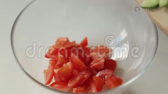 番茄黄瓜沙拉的制备.视频