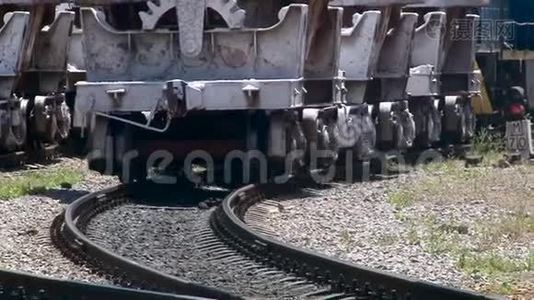 火车在铁轨上缓慢行驶视频
