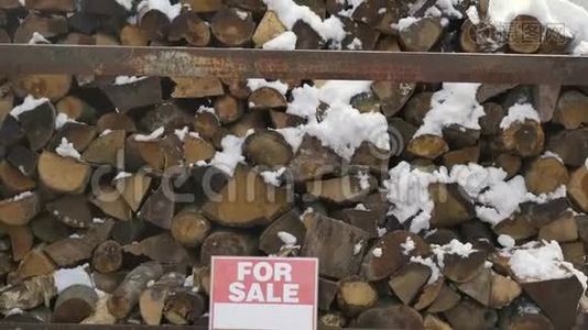 堆在雪地下的木柴出售视频