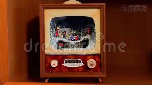 圣诞装饰。 整个村子都开着一台古董电视，火车和街上的人视频