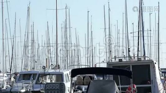 一些船只停靠在意大利港口视频