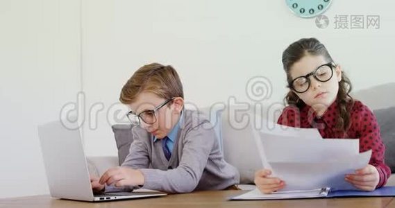 儿童作为商务主管工作，办公桌4k视频