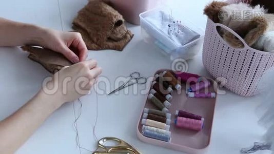 女人`手创造出纺织产品，玩具，图案视频