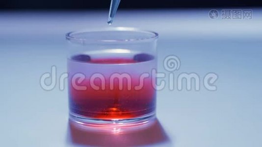 实验室化学试验，实验室化学液体试验科学家视频