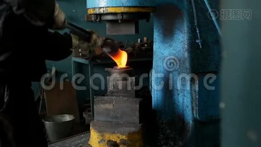 铁匠在锻造机械工程的金属零件，铁水和鳞片，慢运动，红热金属视频