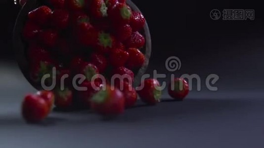 整个草莓从碗里滚到表面。视频