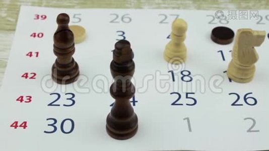 在空白日历表上的国际象棋视频