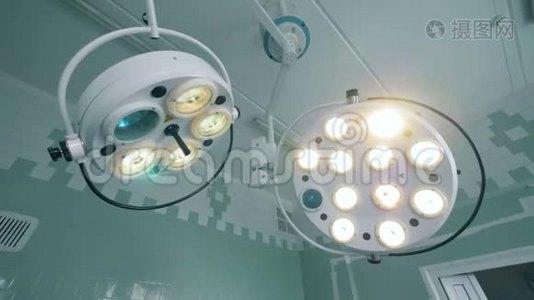 手术室里的医疗灯，关上。 医疗设施。视频