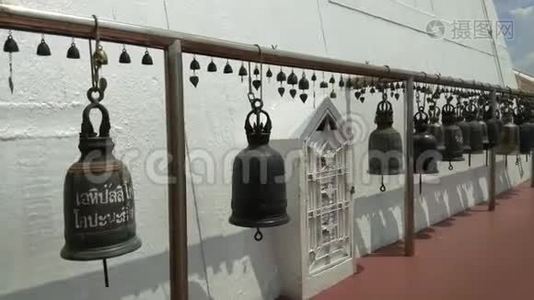 泰国曼谷金山寺的寺庙里挂着铃铛。视频